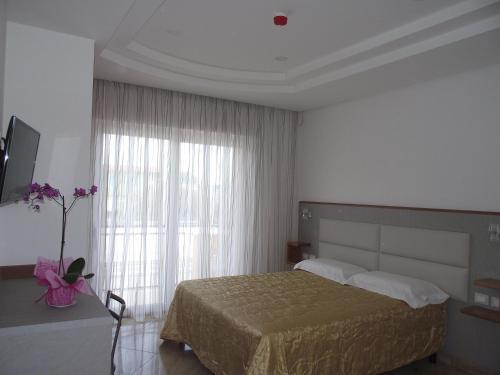 Il Girasole Hotel แตร์ราชินา ภายนอก รูปภาพ