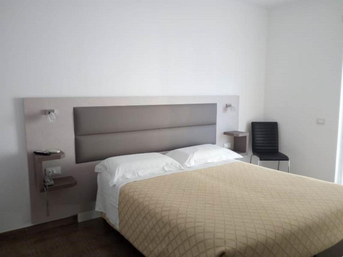 Il Girasole Hotel แตร์ราชินา ภายนอก รูปภาพ