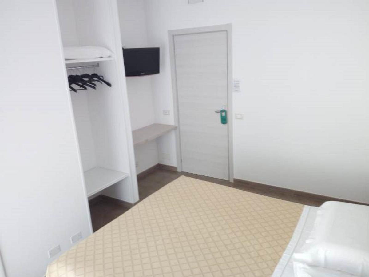 Il Girasole Hotel แตร์ราชินา ภายนอก รูปภาพ