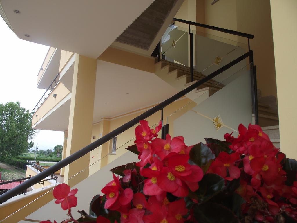 Il Girasole Hotel แตร์ราชินา ภายนอก รูปภาพ