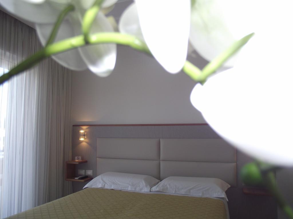 Il Girasole Hotel แตร์ราชินา ภายนอก รูปภาพ