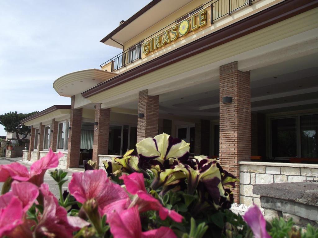 Il Girasole Hotel แตร์ราชินา ภายนอก รูปภาพ