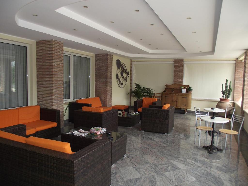 Il Girasole Hotel แตร์ราชินา ภายนอก รูปภาพ